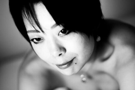 Hotelshooting in Tokyo mit Megumi. Portrait in Schwarz-Weiß. Ich liebe Portraitfotografie Megumi Hotelshooting - Peoplefotografie