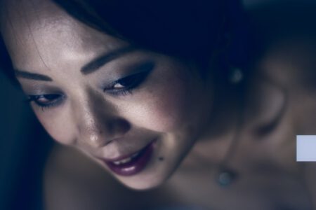 Hotelshooting in Tokyo mit Megumi. Portrait in Farbe. Ich liebe Portraitfotografie Megumi Hotelshooting - Peoplefotografie