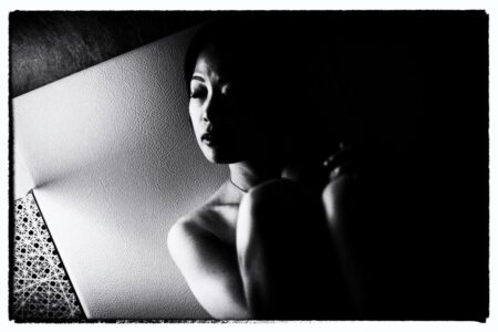 Hotelshooting in Tokyo mit Megumi. Portrait in Schwarz-Weiß. Ich liebe Portraitfotografie Megumi Hotelshooting - Peoplefotografie