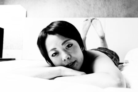 Hotelshooting in Tokyo mit Megumi. Portrait in Schwarz-Weiß. Ich liebe Portraitfotografie Megumi Hotelshooting - Peoplefotografie