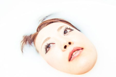 Hotelshooting in Tokyo mit Megumi. Milchbad in Farbe. Ich liebe Portraitfotografie Megumi Hotelshooting - Peoplefotografie