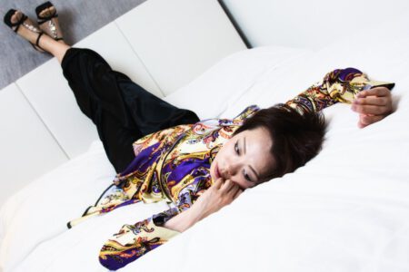 Hotelshooting in Tokyo mit Megumi. (mit) Megumi im Bett, in Farbe. Ich liebe Peoplefotografie Megumi Hotelshooting - Peoplefotografie