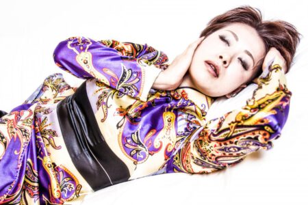 Hotelshooting in Tokyo mit Megumi. Portrait in Farbe. Ich liebe Portraitfotografie Megumi Hotelshooting - Peoplefotografie