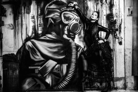 Sunmae und der schwarze Mann in Schwarz und Weiß. Ich liebe Portraitfotografie Sunmae und der schwarze Mann
