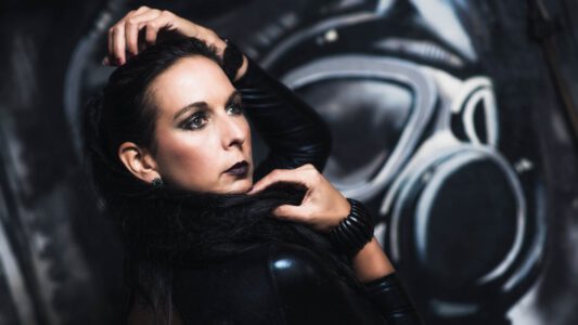 Sunmae und der schwarze Mann in Farbe. Ich liebe Portraitfotografie Sunmae und der schwarze Mann