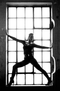 Sunmae im Fenster in Schwarz und Weiß. Ich liebe People Fotografie Sunmae im Fenster