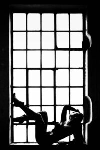 Sunmae im Fenster in Schwarz und Weiß. Ich liebe People Fotografie. Sunmae im Fenster
