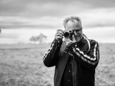 Peter Gödecke beim Fotografieren auf einem Feld, Aufnahme von Andrea Kopp