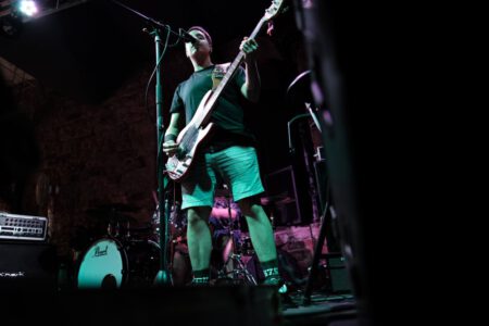 Wieder einmal durfte ich, der Fotograf aus Heilbronn, dabei sein, als Krashkarma die Bühne Rockt, dieses Mal in der Nähe von Karlsruhe. Eigentlich wollte ich ja nach Südfrankreich in den Urlaub fahren, aber genau an diesem Wochenende spielt Krashkarma im Soundcheck One in Waldbronn. Da wird doch sicher ein Konzertfotograf gesucht oder? Spaß beiseite, Krashkarma brauchten noch ein paar Live Videos um ihren Tick Tock Kanal zu füttern. Deshalb, neben den Fotos auch mal wieder ein paar Musik Videos. So langsam tauche ich in das Videografen Thema immer stärker rein. Natürlich waren auch ein paar Vorgruppen am Start, auch von denen habe ich Bilder geschossen. Hier könnt Ihr die Bilder von Wax Bird, Mess Up Your DNA, Chakora und natürlich Krashkarma sehen. WaxBird-2024-by-Musicphotographer-Konzertfotograf-creazyfoto-Fotograf-Heilbronn-2