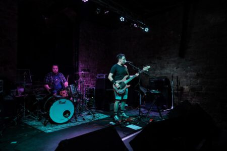 Wieder einmal durfte ich, der Fotograf aus Heilbronn, dabei sein, als Krashkarma die Bühne Rockt, dieses Mal in der Nähe von Karlsruhe. Eigentlich wollte ich ja nach Südfrankreich in den Urlaub fahren, aber genau an diesem Wochenende spielt Krashkarma im Soundcheck One in Waldbronn. Da wird doch sicher ein Konzertfotograf gesucht oder? Spaß beiseite, Krashkarma brauchten noch ein paar Live Videos um ihren Tick Tock Kanal zu füttern. Deshalb, neben den Fotos auch mal wieder ein paar Musik Videos. So langsam tauche ich in das Videografen Thema immer stärker rein. Natürlich waren auch ein paar Vorgruppen am Start, auch von denen habe ich Bilder geschossen. Hier könnt Ihr die Bilder von Wax Bird, Mess Up Your DNA, Chakora und natürlich Krashkarma sehen. WaxBird-2024-by-Musicphotographer-Konzertfotograf-creazyfoto-Fotograf-Heilbronn