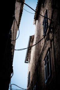 Ein Straßenzug in Kroatien. Das Wanderobjektiv mit dem Fotografen aus Heilbronn auf großer Reise nach Griechenland XT422548_2023_02_Wanderobjektiv-copyright-creazyfoto-Reise-Fotograf-Heilbronn