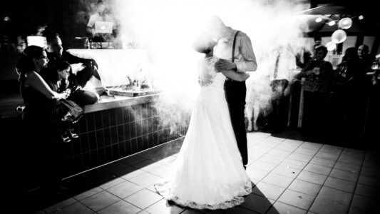 Brautpaar beim Hochzeitstanz im Nebel, Hochzeitsfeier in der alten Kelter in Hößlinsülz