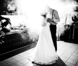 Brautpaar beim Hochzeitstanz im Nebel, Hochzeitsfeier in der alten Kelter in Hößlinsülz