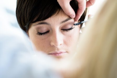 Braut mit geschlossenen Augen beim Make-up, Getting Ready vor der Hochzeit in Reisach bei Löwenstein
