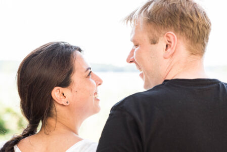 Sarah und Timo sehen sich im Gegenlicht an, dahinter das Wasser der Havel.