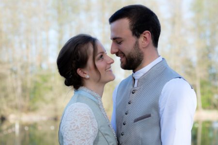 Brautpaar in Tracht am Dießener Weiher, nah beieinander – Hochzeit im Allgäu