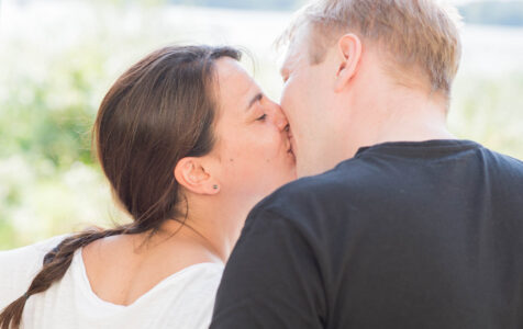 Sarah und Timo küssen sich beim Engagement-Shooting im Schlosspark Klein-Glienicke.