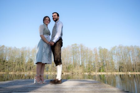 Braut und Bräutigam auf dem Holzsteg am Dießener Weiher in Waal – Hochzeitsfotograf Allgäu