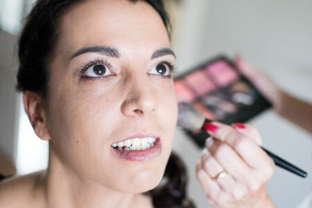 Getting Ready der Braut: Lidschatten wird aufgetragen, Sarah schaut nach oben.