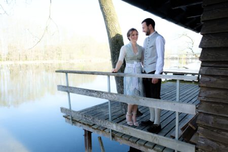 Braut und Bräutigam auf dem Bootssteg am Weiher bei Waal – Hochzeit im Allgäu