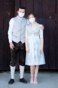 Braut und Bräutigam mit Mund-Nasen-Schutz vor dem Rathaustor, Lockdown im April 2020 – Hochzeit im Allgäu