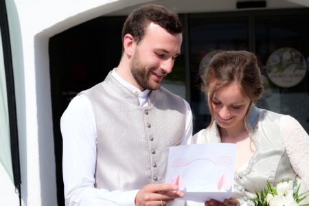 Das Brautpaar liest gemeinsam die Heiratsurkunde – Hochzeit in Waal, Allgäu